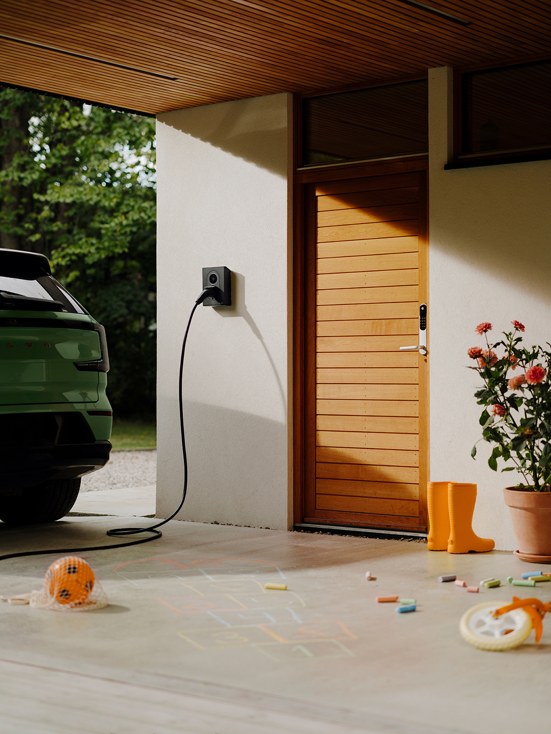 Zaptec GO 2 laadpaal geïnstalleerd bij een woning — auto wordt opgeladen